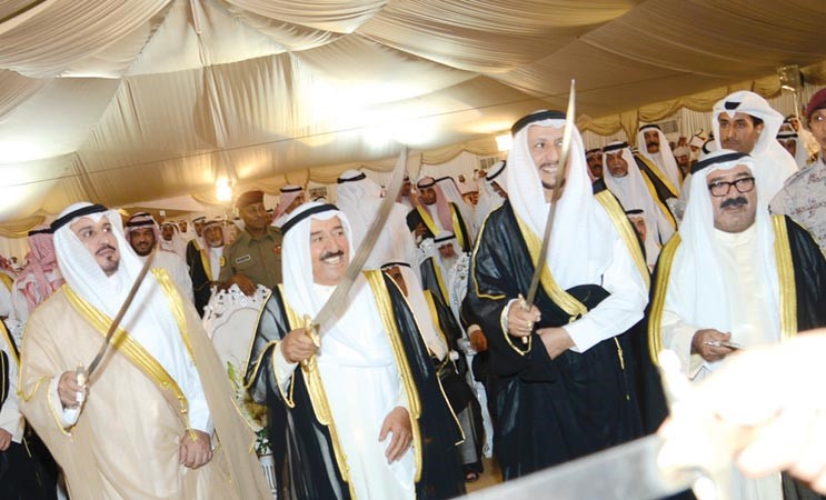 صاحب السمو الامير الشيخ صباح الاحمد يؤدي العرضة مع الشيخ ناصر صباح الاحمد وعدوان الطوالة