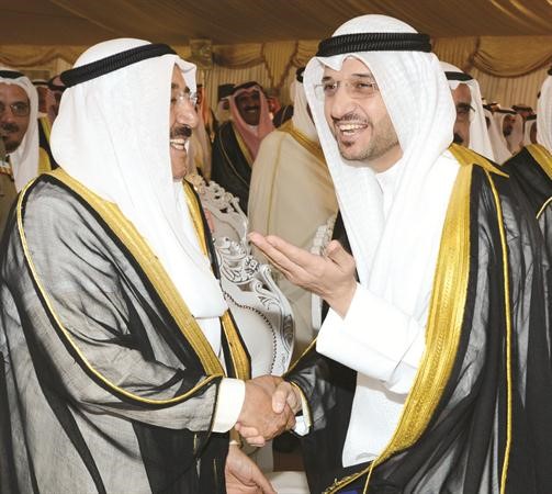 صاحب السمو الامير مصافحا بركات الوقيان