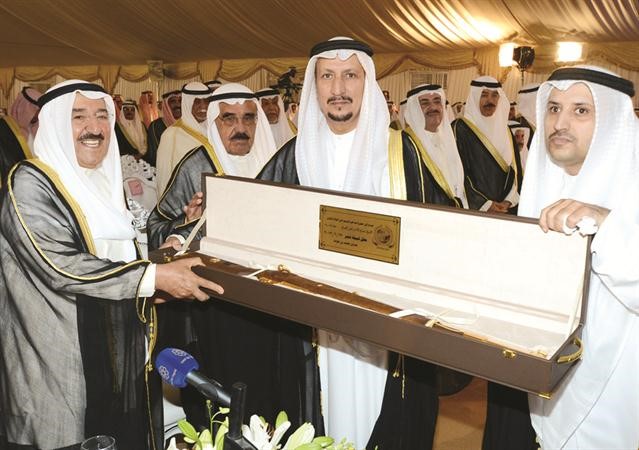 هدية تذكارية لصاحب السمو الامير الشيخ صباح الاحمد من عدوان الطوالة