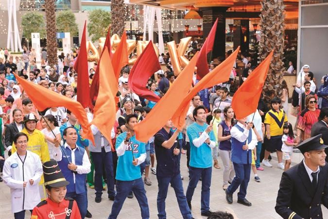 جموع من المشاركين في مسيرة افتتاح كيدزانيا﻿