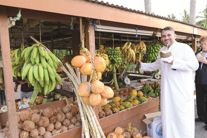 الزميل محمود الموسوي يتناول شراب النارجيل
