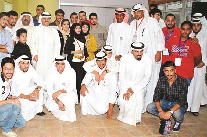  المشاركون في المؤتمر في صورة تذكارية مع الشيخ دعيج الخليفة ﻿