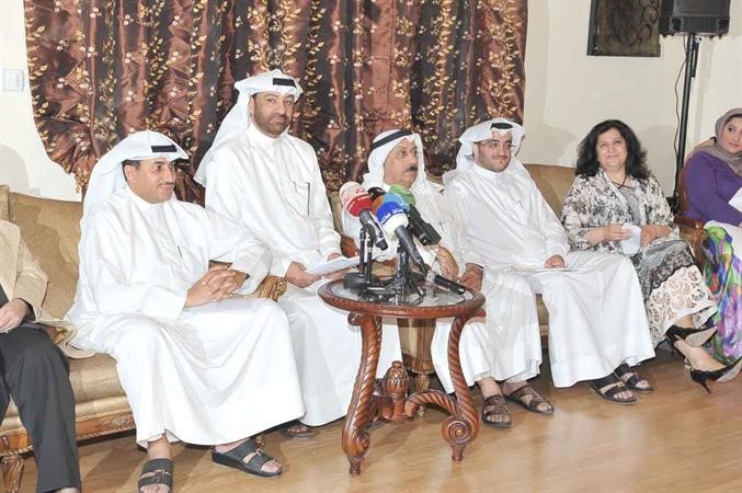 د عايد المناع واحمد المليفي وحامد العميري ونجلاء النقي خلال الملتقى اسامة ابو عطية
