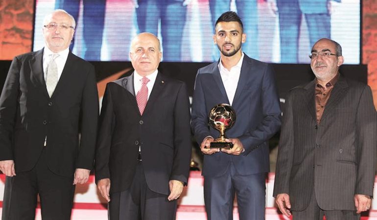 محمد حيدر يتسلم جائزة افضل لاعب لبناني 
