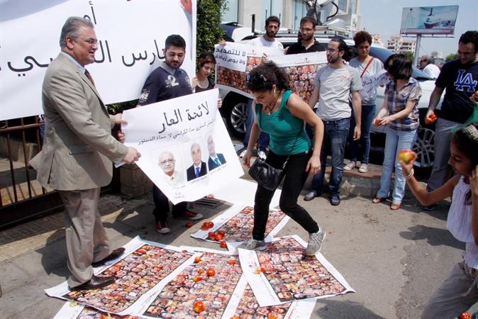 محتجون يرشقون مبنى المجلس الدستوري اضافة الى اللوحة التي تضم صور اعضائه المتغيبين خلال اعتصام انتفاضة البندورة محمود الطويل﻿