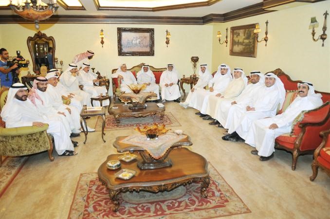 اعضاء المجلس المبطل خلال اجتماعهم في ديوان يعقوب الصانع مساء امس الاول	سعود سالم﻿