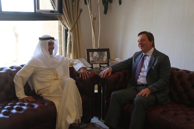 السفير الشيخ د احمد ناصر المحمد خلال لقائه السفير فرانك بيكر 