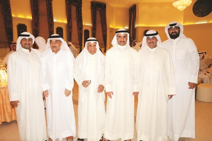مرزوق الغانم مع مجموعة من مهنئي خالد القطامي