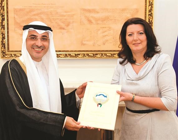  رئيسة جمهورية كوسوفو عطيفة يحيى اغا تتسلم اوراق السفير نجيب البدر ﻿