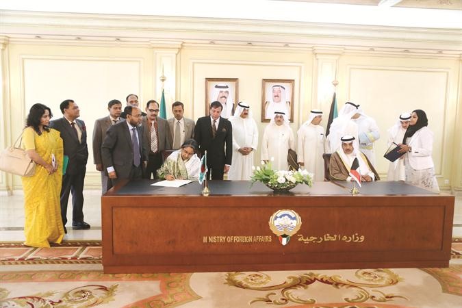 الشيخ صباح الخالد ود ديبو موني خلال اعمال اللجنة العليا المشتركة﻿