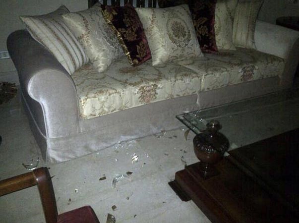 بالصور.. اقتحام فيلا فضل شاكر وتكسير محتوياتها