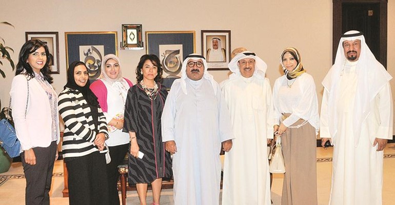 الشيخ ناصر صباح الاحمد اثناء استقباله رئيس واعضاء الجمعية الكويتية للفنون التشكيلية ﻿