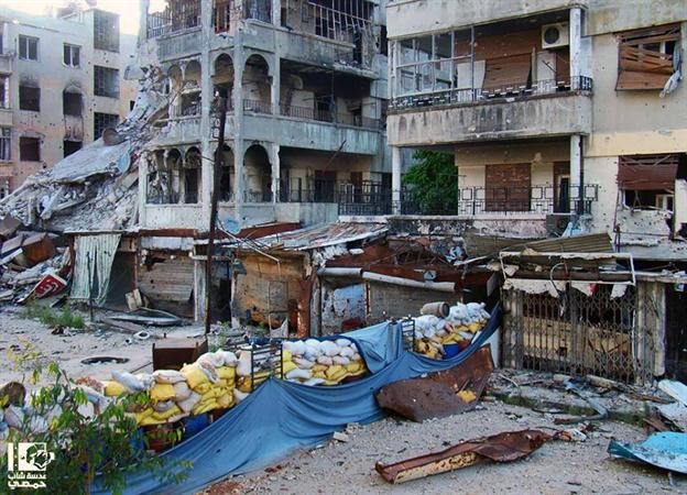 صورة نشرتها عدسة شاب حمصيللدمار الذي لحق بحي القصور في حمص نتيجة غارة لقوات النظام اپ