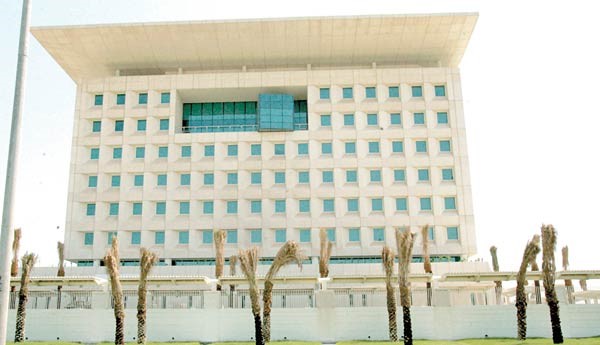 «الخدمة المدنية»: فحص طبي مرتين للكويتيين وغير الكويتيين الممددة  خدمتهم حتى بلوغ 75 عاماً