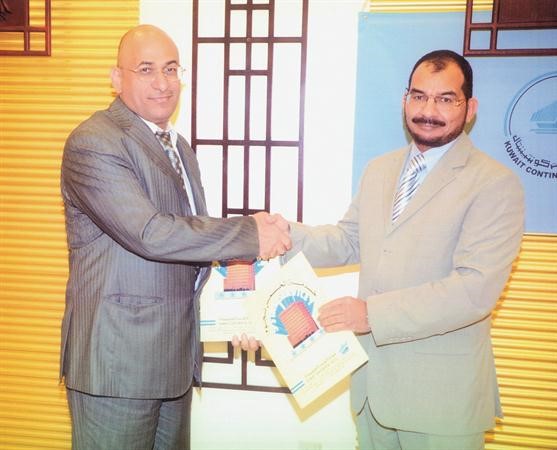 السيد ابراهيم ممثل شركة الهزيم مع كمال حسين