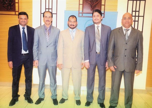كمال حسين متوسطا ممثلي عدد من الشركات المشاركة