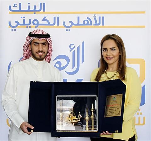  سحر الذربان تتسلم درع الشكر والتقدير ﻿