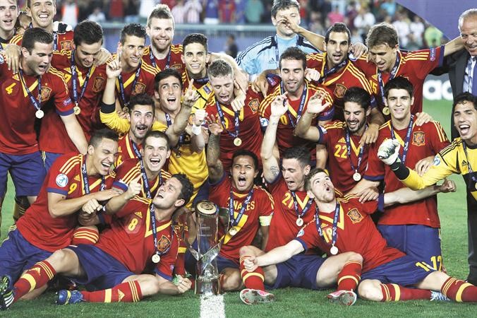 لاعبو اسبانيا يحتفلون بالتتويج بكاس اوروبا للشباب	 رويترز﻿