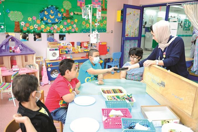 جانب من زيارة المركز الى الاطفال المرضى في احد المستشفيات