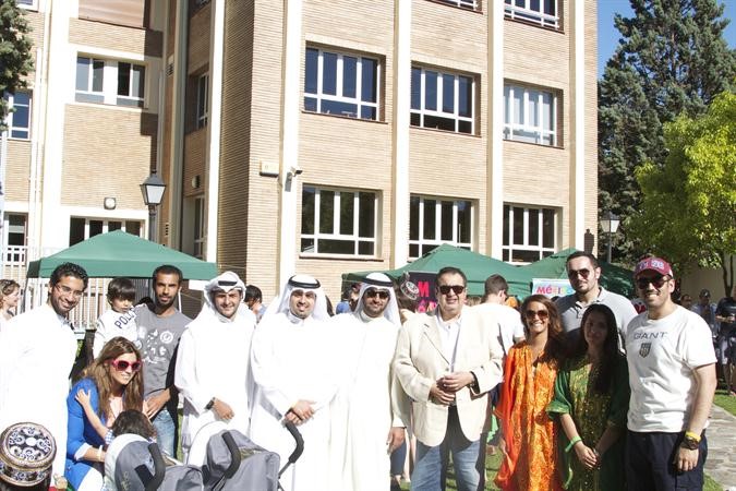 السفير الكويتي عادل حمد العيار وسط الطلبة الكويتيين الدارسين باسبانيا﻿