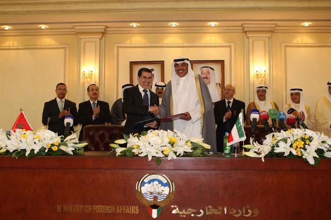 الشيخ صباح الخالد ودسعد الدين العثماني اثناء توقيع بعض الاتفاقيات