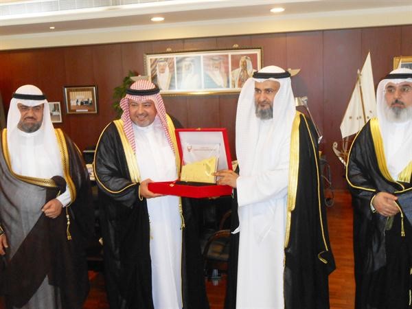 درع تذكارية من دبدر الزمانان لوزير العدل البحريني 