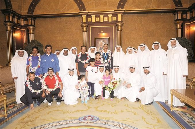 عبدالله الرشيدي يتوسط مستقلبيه في قاعة التشريفات 