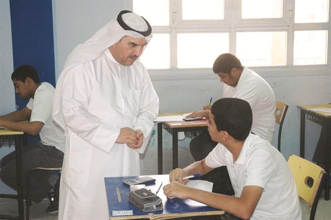 محمد الكندري يتحدث مع احد الطلبة في ثانوية المباركية ﻿