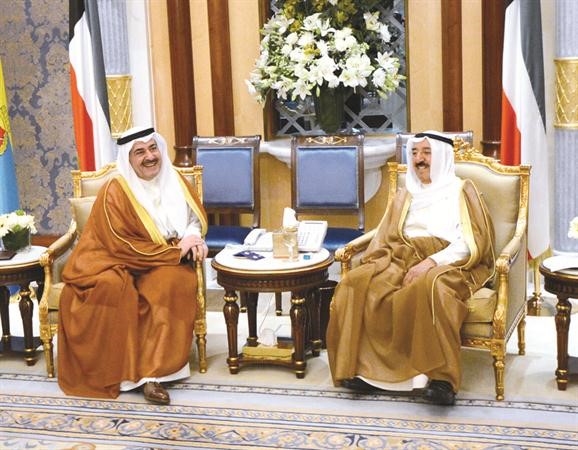 صاحب السمو الامير الشيخ صباح الاحمد مستقبلا الشيخ احمد الحمود﻿