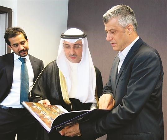 هاشم تقي خلال لقائه السفير نجيب البدر﻿