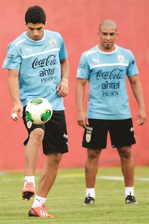 سواريز يداعب الكرة في تدريبات الاوروغواي الاخيرة	 افپ﻿