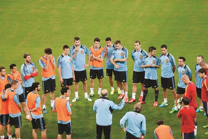 دل بوسكي يوجه لاعبي اسبانيا قبل التدريب 	رويترز﻿