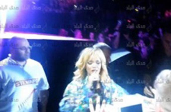 بالفيديو.. " ريهانا " تضرب أحد معجبيها بالمايكروفون لمحاولته مصافحتها