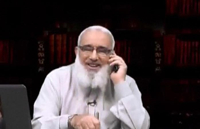 بالفيديو.. داعية مصري يرد على هاتفه أثناء تقديمه للبرنامج على الهواء