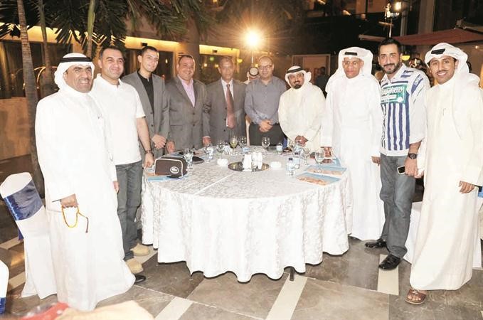 الزميلان مفرح الشمري وبشار جاسم مع عدد من الزملاء في حفل فنون﻿