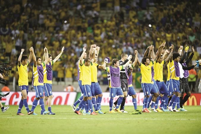 لاعبو البرازيل يحتفلون بالتاهل مع جماهيرهم 	افپ﻿