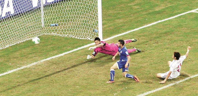 المهاجم الايطالي سبستيان جيوفينكو لحظة تسجيله هدف الفوز للازوري ﻿