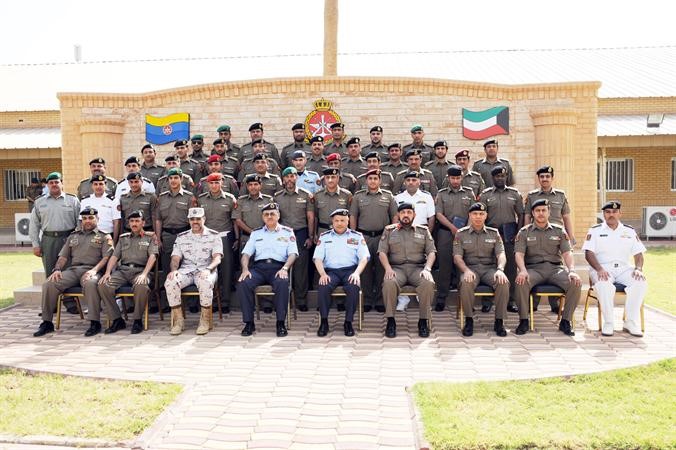 الفريق الركن خالد الجراح متوسطا خريجي الدورة﻿