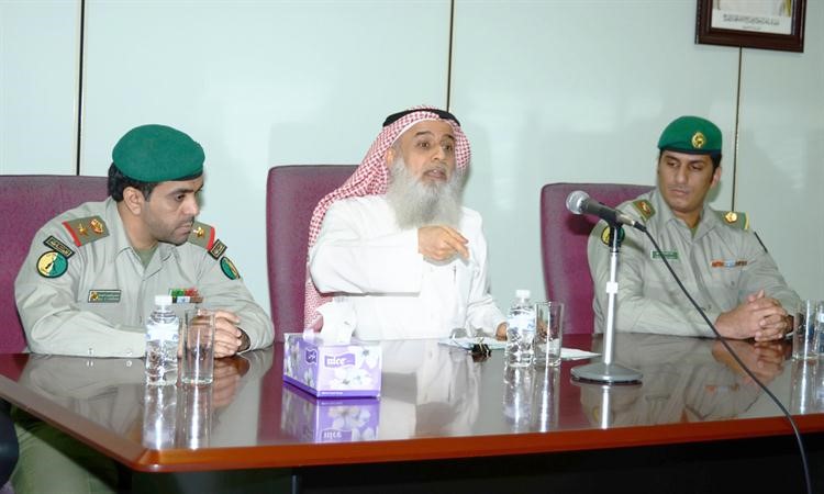 الشيخ رائد الحزيمي خلال المحاضرة ﻿