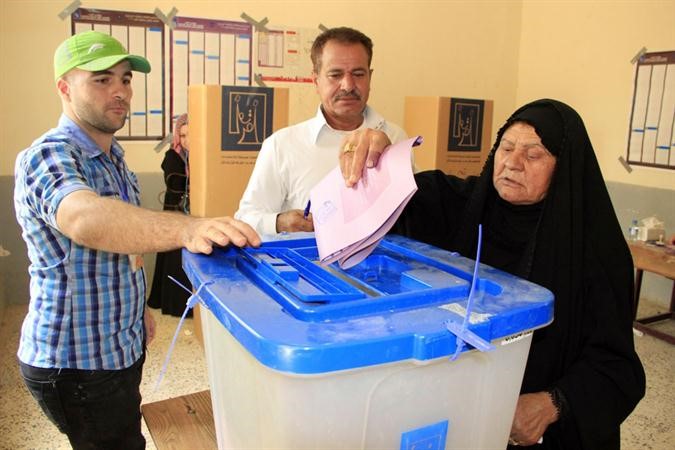 سيدة عراقية تدلي بصوتها في الانتخابات المحلية بنينوى امس افپ
