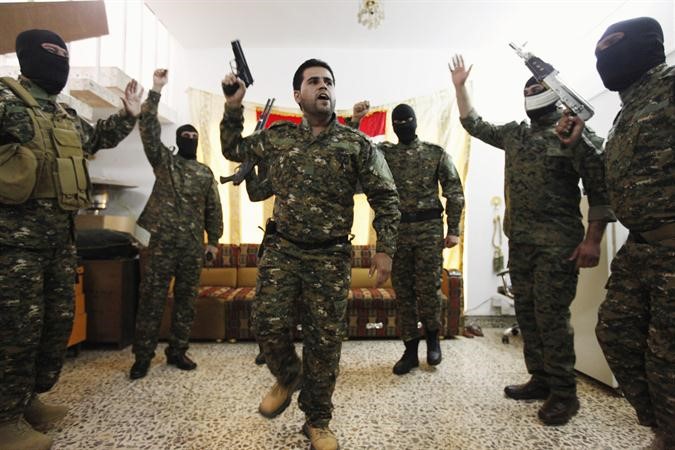 مقاتلون شيعة عراقيون يحتفلون قبل مغادرتهم العراق متوجهين الى سورية للقتال الى جانب النظام السوري قبل ايام رويترز 