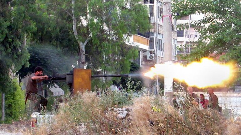 صورة وزعها مركز حلب الاعلامي لاحد مقاتلي الجيش الحر يقصف جنود النظام في احدى معارك حلب	اپ ﻿