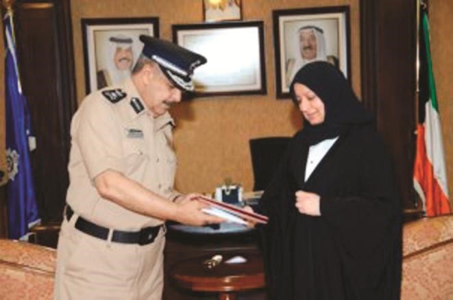 العمر لدى تسلمه رسالة الماجستير من الباحثة هنادي المسباح﻿