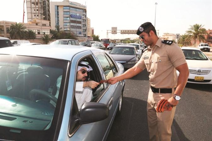 ملازم اول من علاقات الداخلية يوزع بروشورا توعويا﻿