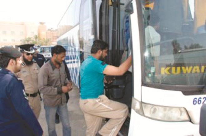 مخالفون الى باص المواصلات في حملة صناعية الفحيحيل