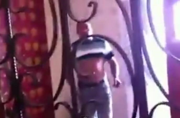 فيديو للكبار فقط: مسجل خطر يقوم بضرب نفسه بالسكين رافضاً القبض عليه