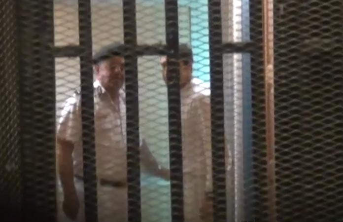 بالفيديو.. علاء وجمال مبارك يهدئان أنصار والدهما بعد قرار تنحي المحكمة