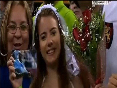 بالفيديو .. برازيلية "مثيرة" تطلب الزواج من "بالوتيلي" على طريقتها في المدرجات 