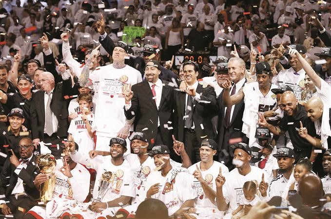 فرحة لاعبي ميامي هيت بالتتويج بلقب الدوري الاميركي للمحترفين بعد الفوز على سبيرز في النهائي رويترز
