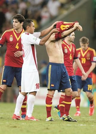 لاعب تاهيتي يخلع قميص فابريغاس لياخذه منه بعد المباراة	 رويترز﻿
